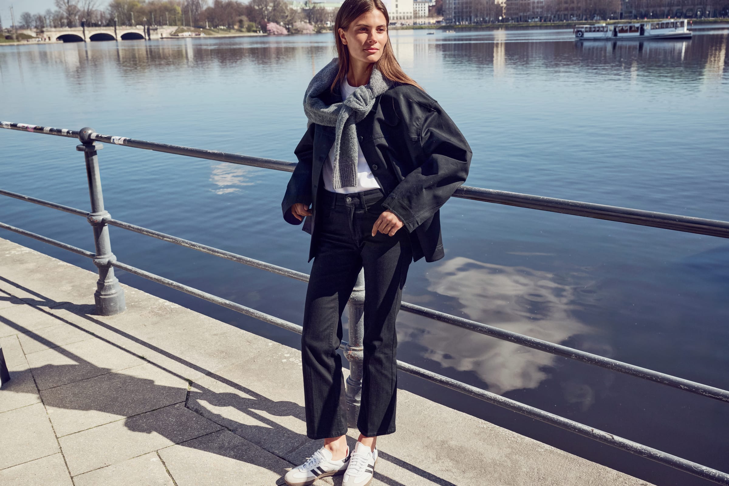 Model in MAC Jeans aan het water